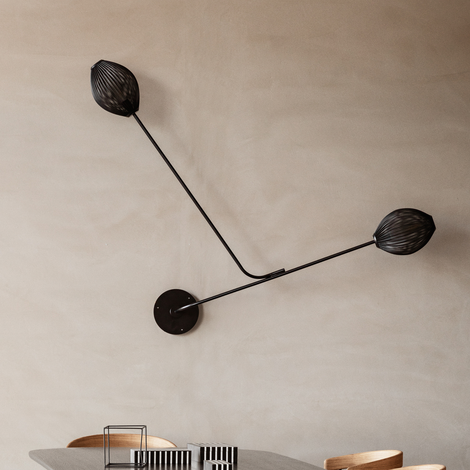 GUBI wall light Satellite 2-bulb black